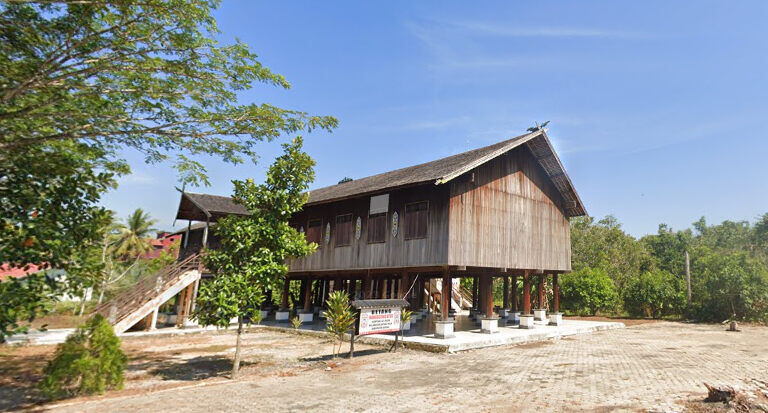 Rumah Betang Manggatang Utus di Sei Pasah